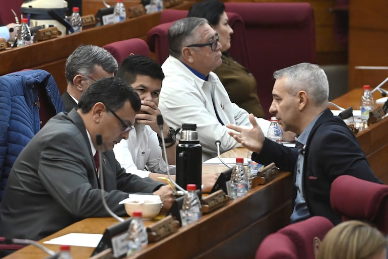 Édgar Olmedo, “Juanchi” Maciel y Daniel Centurión dialogando.