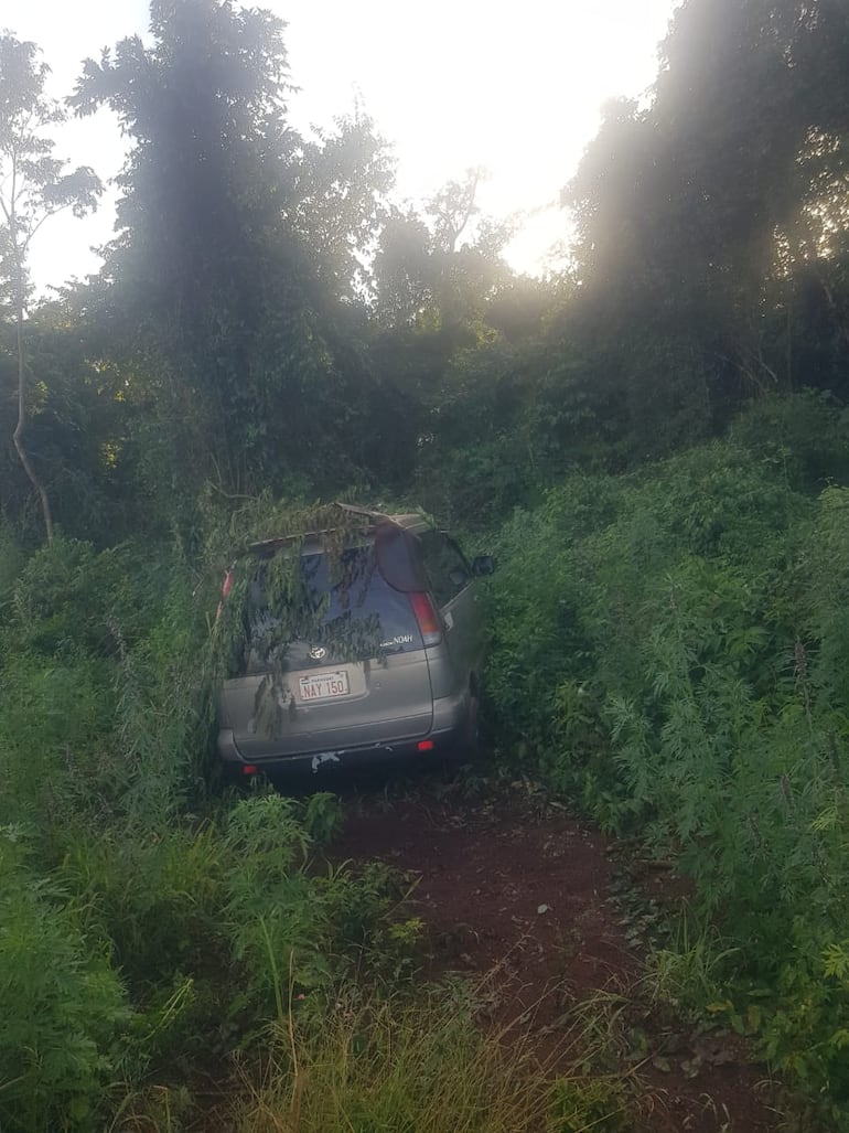 Hallaron tercer automóvil robado por asaltantes que tomaron de rehén a comerciante en Trinidad.