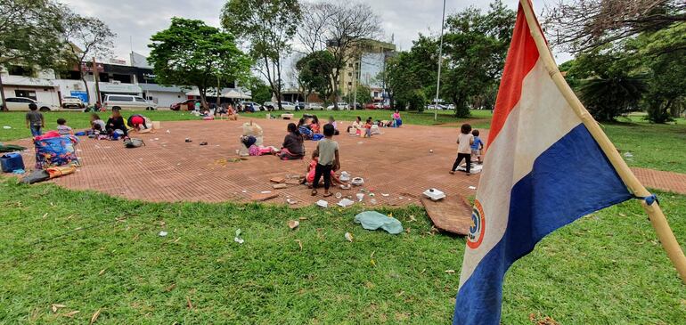 Los nativos viven en condiciones insalubres en las calles de Ciudad del Este. (Foto archivo)