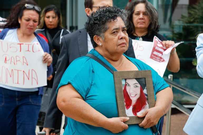 Familiares de la víctima, Romina Celeste, se manifiestan en los alrededores de la sede judicial, en Las Palmas, Gran Canaria.  (EFE)