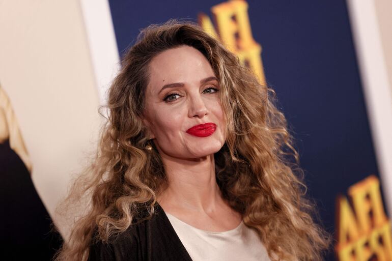 Angelina Jolie, divina a su llegada al AFI Fest para la premier de "María" en el TCL Chinese Theatre de Hollywood.