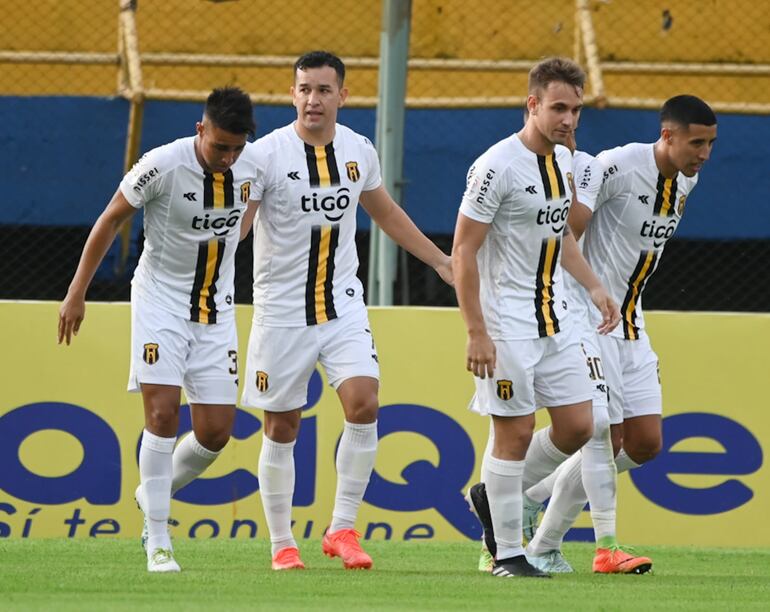 Jugadores de Guaraní celebrando el tanto de Néstor Camacho ante el Sportivo Luqueño.