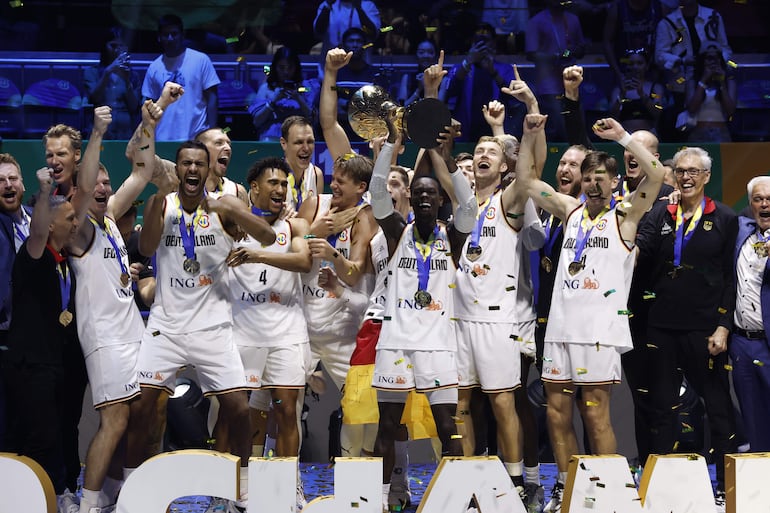 Los jugadores y cuerpo técnico de Alemania celebran su primer título mundial, luego de batir en la final a Serbia. (EFE)