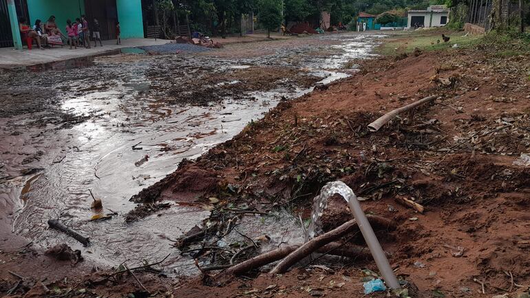 Desde las 7:00 de ayer se derrochan miles de litros de agua, debido a un caño roto de la Essap, en San Antonio.