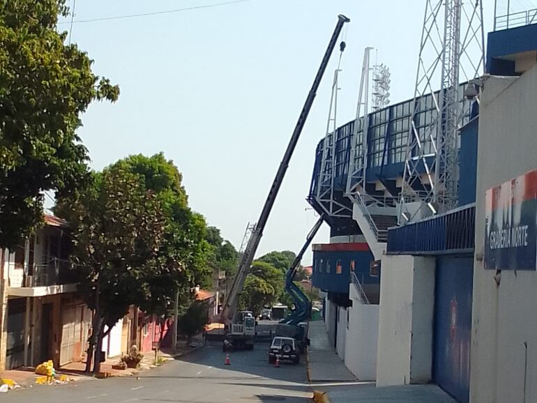 Montan los soportes de la nueva lumínica de La Nueva Olla en la zona de la Platea Alta.