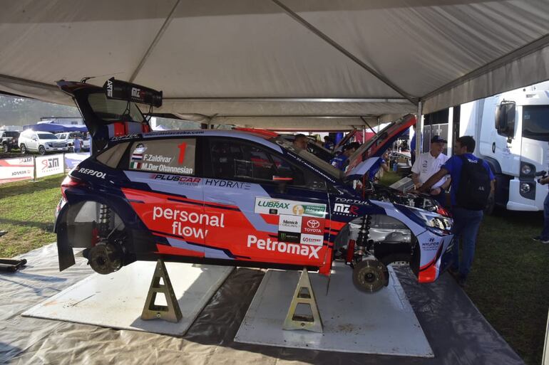 Los mecánicos trabajan en los autos en la previa de la clasificación del Rally del Chaco 2024.