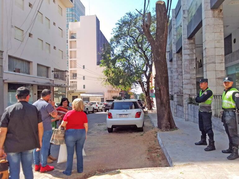 El intendente de Asunción, Óscar Rodríguez, con llamativos championes rojos, recorría la calle Palma ayer, escenario hoy del proyecto "Palma Brilla". En uno de los puntos algunos ciudadanos se acercaron para presentarle su queja ante el trato que dieron al fornido Lapacho que aún está de pie en la vereda, pero totalmente mutilado.