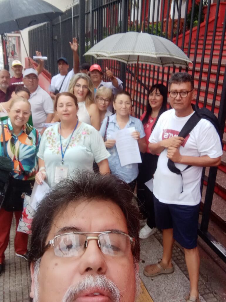 Grupo de colorados acudieron esta mañana a la ANR para pedir su desafiliación.