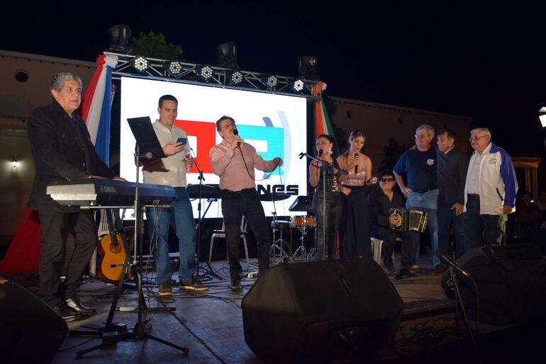 Artistas, medicos y directivos del proyecto "retribuyendo al pueblo" en el escenario para cantar "tu eres mi amigo del alma"