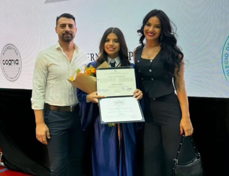 Gloria Vera y Julio César Cáceres con su hija Carmen Milagros.