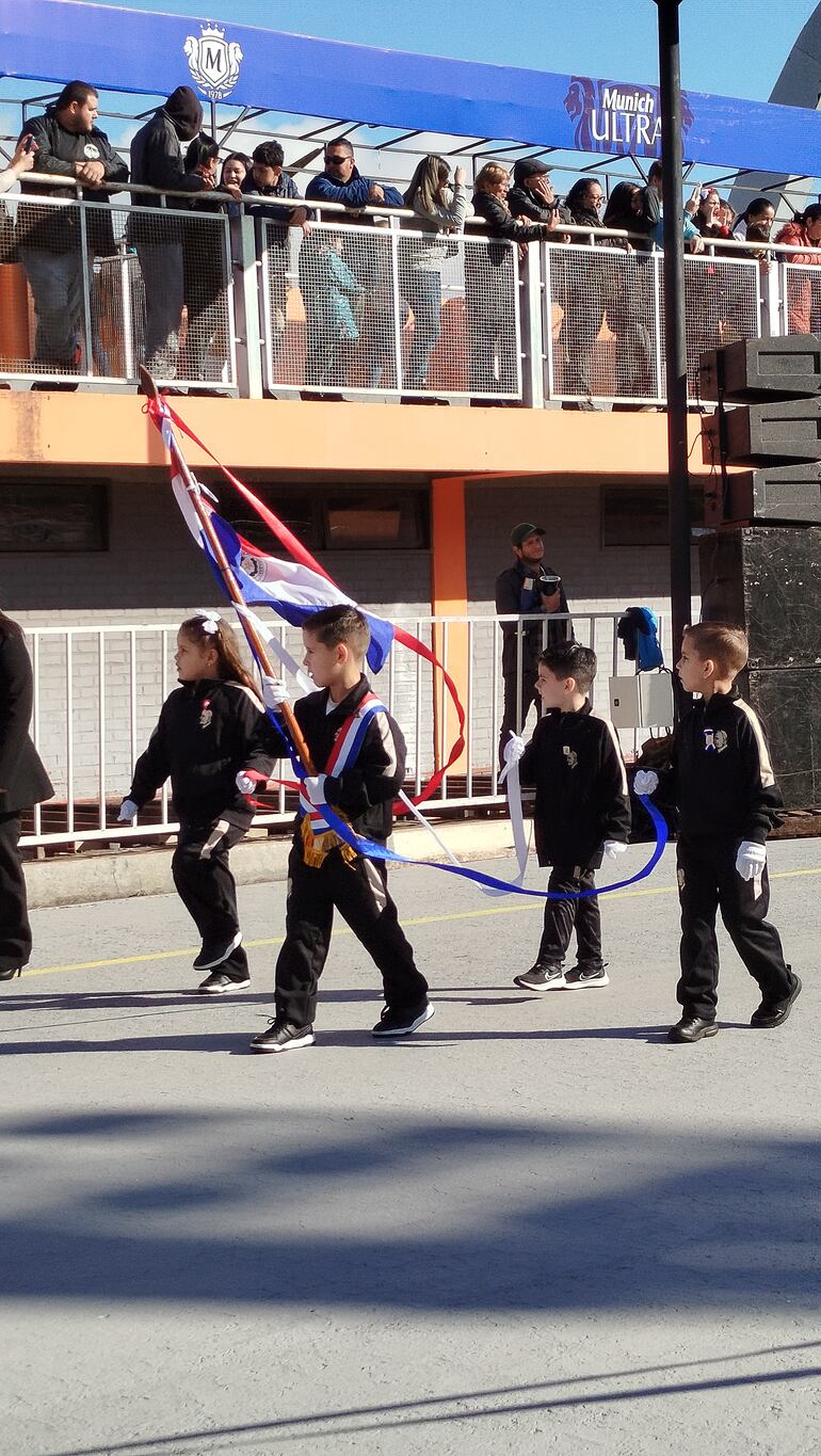 Desfile patrio en Encarnación