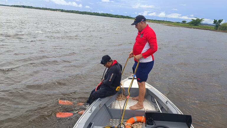 Buzos de la Prefectura Naval, realizan la búsqueda de una persona desaparecida en aguas del río Tebicuary en Villa Florida, Misiones.