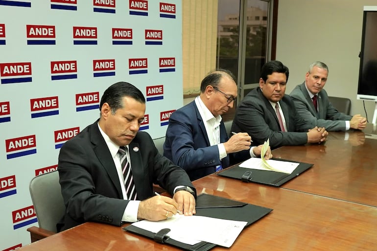 ANDE y la empresa eléctrica ENDE firmaron un acuerdo para fortalecer integración energética entre Paraguay y Bolivia.