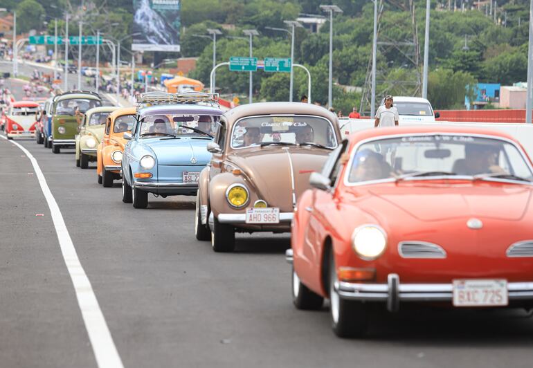 El desfile de 20 vehículos antiguos deleitó al público presente.