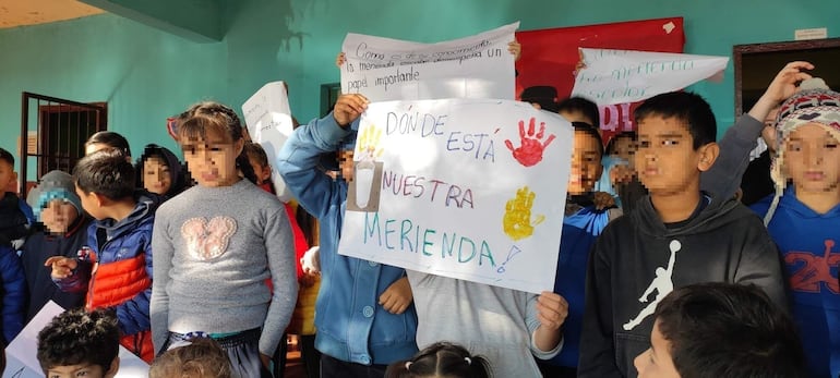 Los alumnos se movilizaron con carteles y pidieron a gritos "¡Queremos merienda escolar!", en Ciudad del Este.