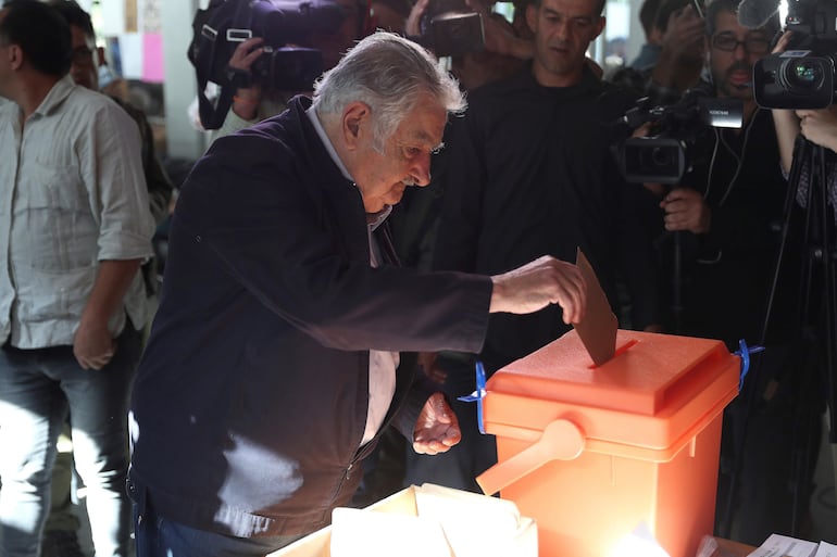 El expresidente de Uruguay y senador electo José Mujica, ejerce su derecho al voto en Montevideo hoy 24 de Noviembre.