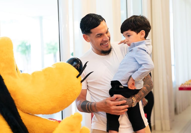 El capitán de la Albirroja, Gustavo Gómez, con su hijo Lucca Emmanuel en brazos. (Instagram/Jazmín Torres)