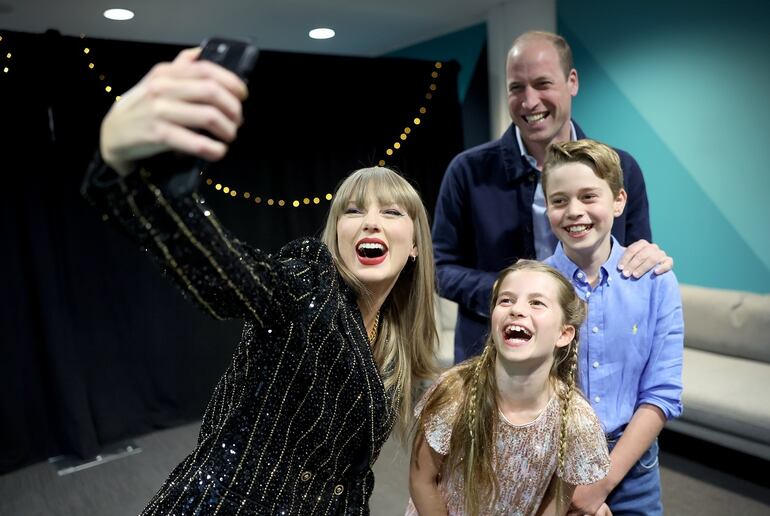 Taylor Swift tomándose una selfie con el príncipe William y sus hijos Charlotte y George.