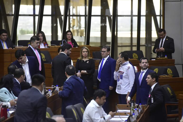 Diputados sigue sin lograr acuerdo para sesionar otro día, ante reiterados cambios en Senado.