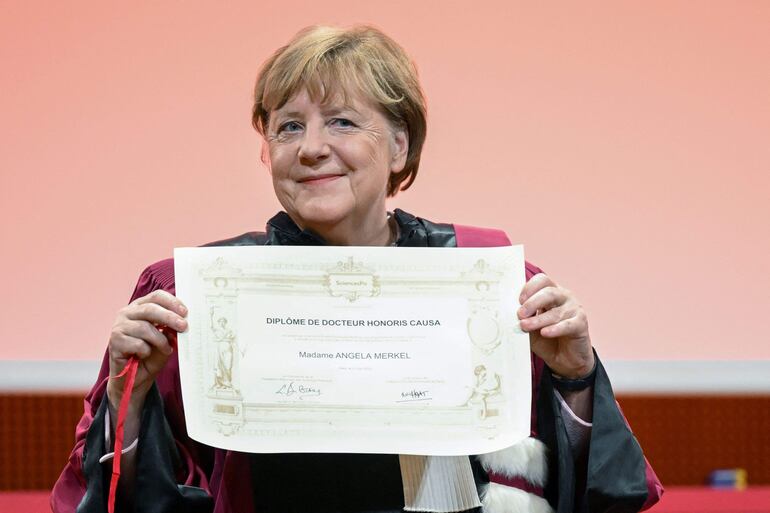 La excanciller de Alemania, Angela Merkel recibe un doctorado "honoris causa" de Sciences Po.