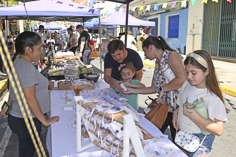 Sobre la calle Palma hoy también se está realizando la feria mensual AsuMegaFest con comidas típicas de varios países, propuestas de emprendedores y coleccionistas.