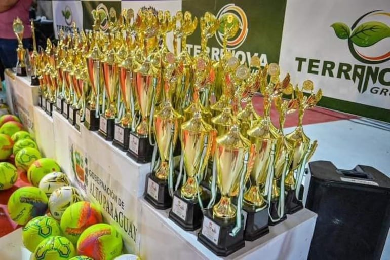 Medallas y copas para los ganadores de las competencias deportivas en las olimpiadas estudiantiles.