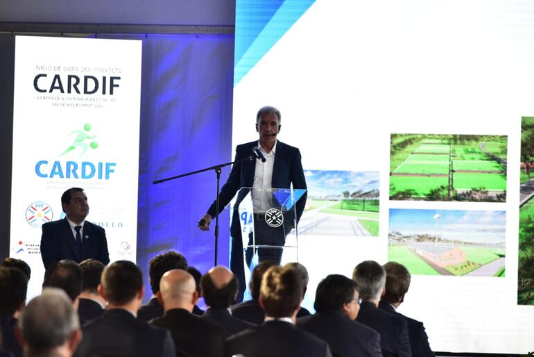 Javier Valdecantos, proyectista del Cardif y Preparador Físico de la Albirroja, durante la presentación del proyecto.