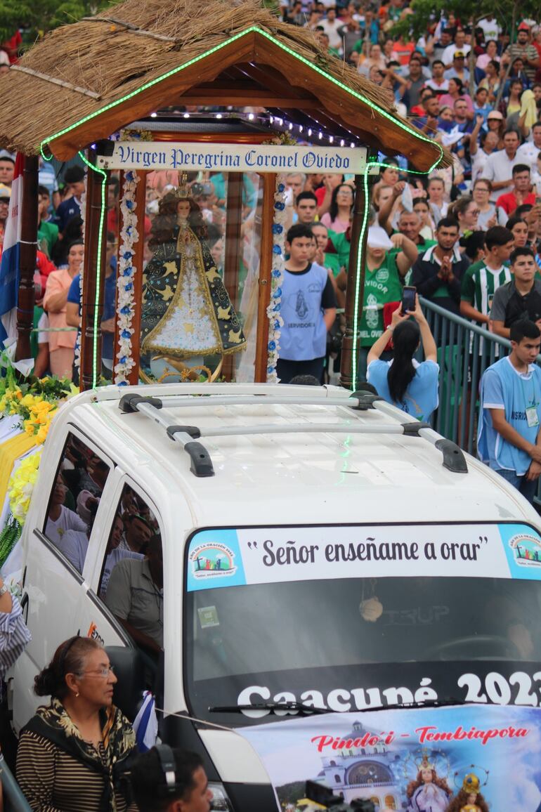 Peregrinos de Coronel Oviedo se hicieron presentes en la basílica de Caacupé..