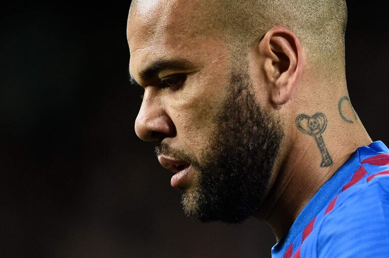 (FILES) (FILES) Barcelona's Brazilian defender Dani Alves looks on during the Spanish league football match between FC Barcelona and CA Osasuna at the Camp Nou stadium in Barcelona on March 13, 2022. Convicted of rape, ex-Brazil star Dani Alves will be freed on bail for 1 mn euros, the court has ruled on March 20, 2024. Ex-Brazil star has been sentenced to 4.5 years in jail for rape on February 22, 2024. (Photo by Josep LAGO / AFP)