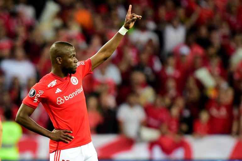 El ecuatoriano Enner Valencia, jugador del Internacional, celebra un gol en el partido contra Bolívar por la revancha de los cuartos de final de la Cpa Libertadores 2023 en el estadio Beira-Río, en Porto Alegre, Brasil. 