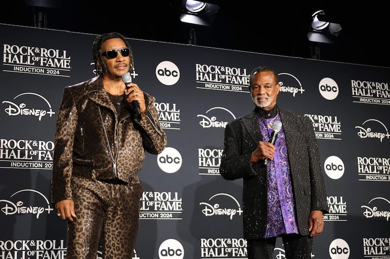 Los integrantes de la banda Kool and the Gang, James J.T. Taylor (i) y Robert Kool también estuvieron en la ceremonia.