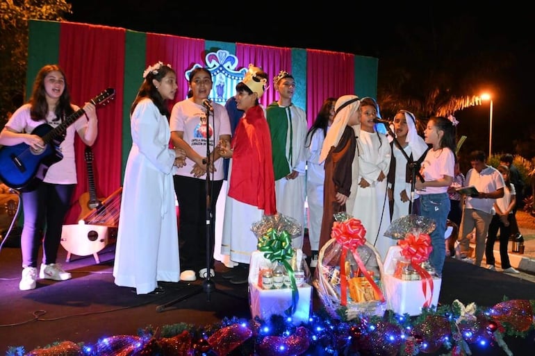 Niños y jóvenes ofrecieron una serenata navideña en la localidad de Villa Elisa.
