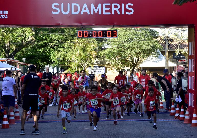 Los niños tuvieron activa participación en su categoría en la corrida de Sudameris y el Club Náutico San Bernardino.