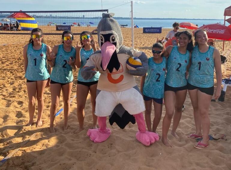 Las integrantes de la academia Alfebra Cross Volley y del Club Deportivo Recoleta se llevaron las principales posiciones del podio en la playa San José encarnacena.