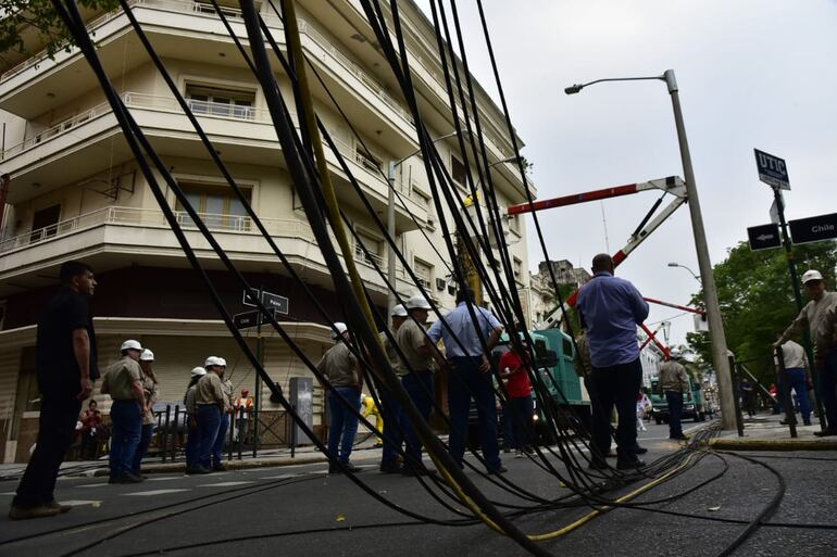 Funcionarios de la ANDE retiraron los cables aéreos que se encontraban en la histórica calle Palma del centro de Asunción.