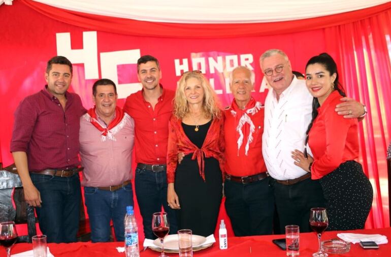 Juan Joaquín Buker (2º de la der.), junto a  Erwin Annau y Sylvia Annau (en el medio), recibieron a  Santiago Peña, Horacio Cartes y Pedro Alliana durante un mitin político realizado en Caazapá en octubre de 2022.