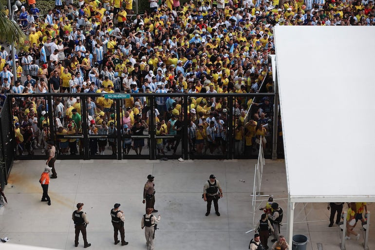 El ingreso al Hard Rock Stadium para la final de la Copa América 2024 fue desbordado por hinchas colombianos y argentinos, obligando al retraso del inicio del partido entre Argentina y Colombia. 