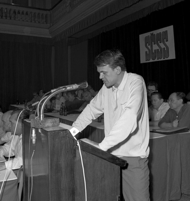 Milan Kundera hablando ante el IV Congreso de la Unión de Escritores Checoslovacos, Praga, junio de 1967.