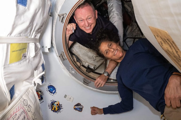 Los astronautas de prueba de vuelo de la tripulación Boeing de la NASA (desde arriba) Butch Wilmore y Suni Williams dentro del vestíbulo entre el puerto delantero del módulo Harmony de la Estación Espacial Internacional y la nave espacial Starliner de Boeing.