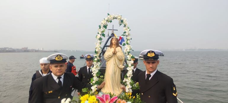 Imagen de la virgen Stella Maris, en procesión por aguas del río Paraná.