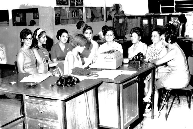 Mujeres que lucharon por la recuperación del Libro de Oro que fue llevado como trofeo de guerra al Brasil durante la Guerra de la Triple Alianza.