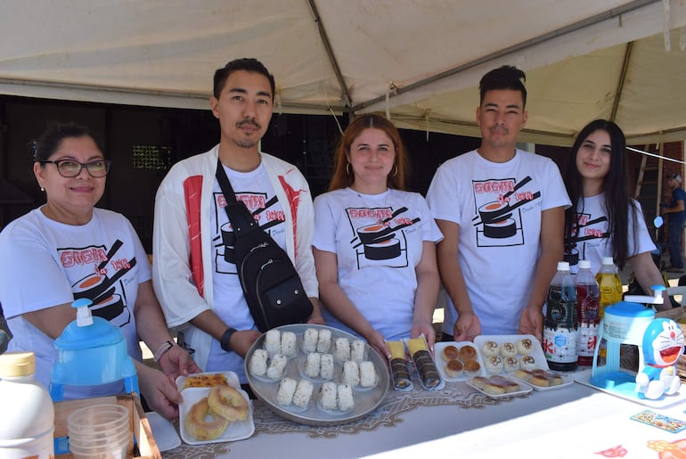 La gastronomía paraguaya japonesa nos muestra un grupo de emprendedores, Clotilde Alvarenga de Yamazaki,Satio Yamazaki, Licy Miranda, Macoto Yamazaki y Isabela Agüero,