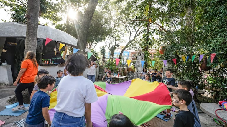 "Juguemos en la feria del bosque" se realizará de 15:00 a 20:00, con diversas actividades y propuestas gastronómicas.