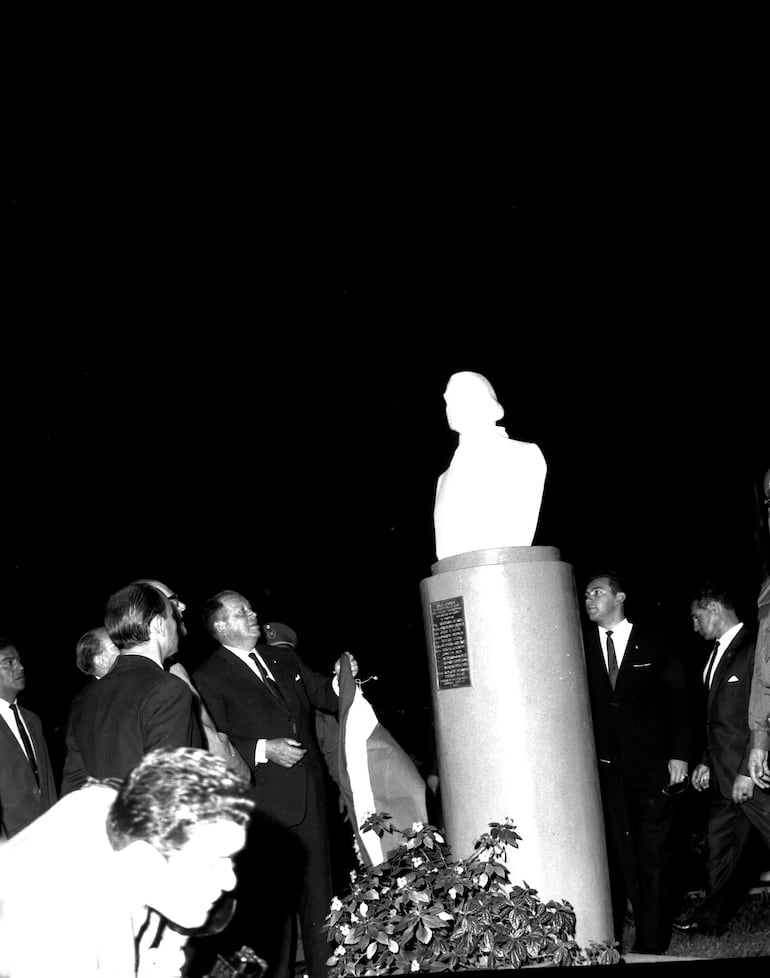 Descubrimiento del busto en homenaje a Martín de Barúa, fundador de Itauguá en 1968.