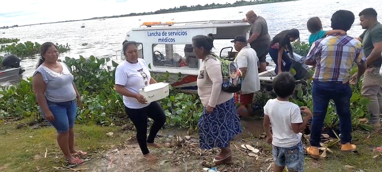 Una de las tantas evacuaciones de embarazadas por agua que derivó en la muerte del feto. Los familiares recibieron el pequeño ataúd en la orilla del río Paraguay en  Fuerte Olimpo. Esta triste imagen resume el servicio de salud pública en el Alto Paraguay.