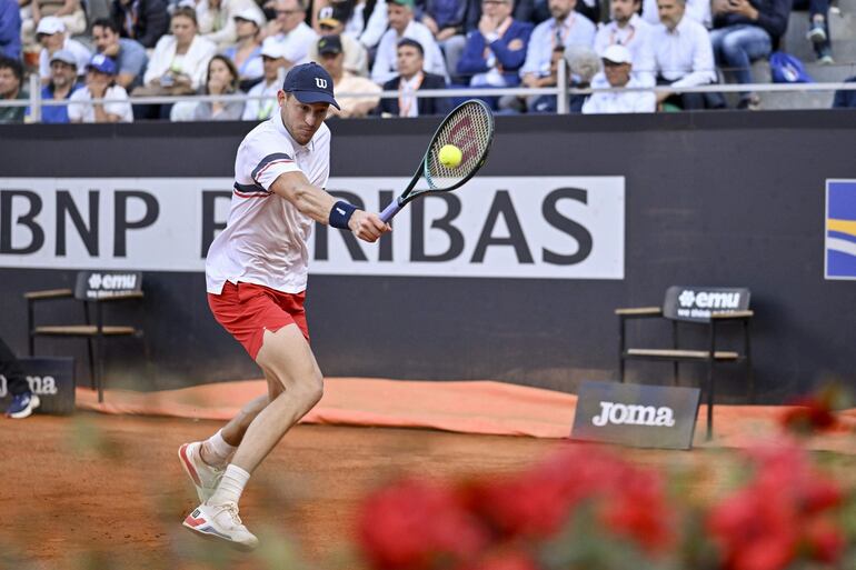 El chileno Nicolás Jarry avanzó ayer a cuartos de final del Masters 1000 de Roma, al igual que su compatriota Alejandro Tabilo.