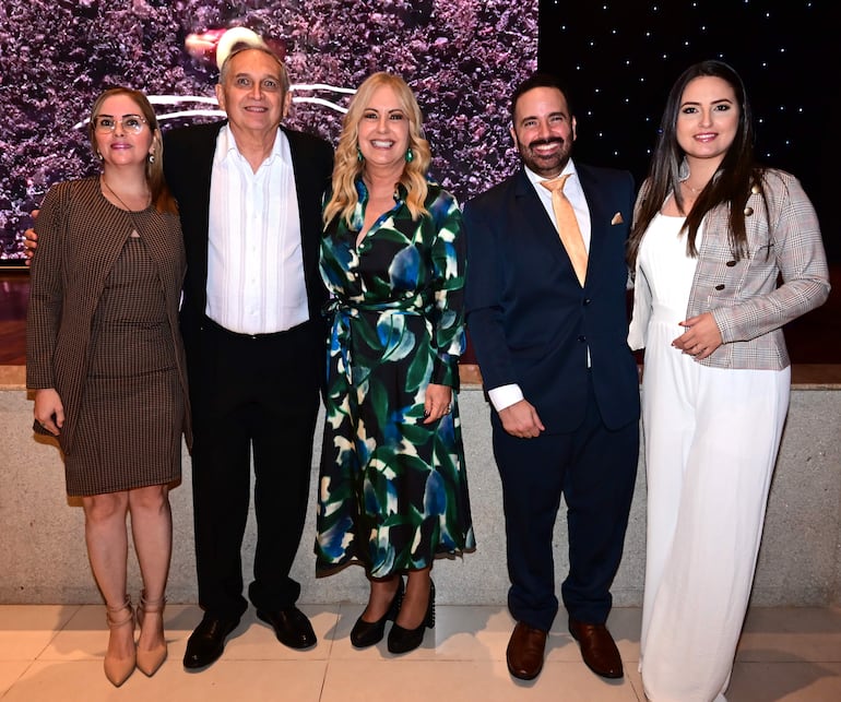 Zulma Cabrera, el padre Carlos Canillas, Menchi Barriocanal, Jorge Heisecke y Arlette Flores.