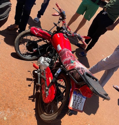 La motocicleta que conducía el joven cuando chocó contra el automóvil.