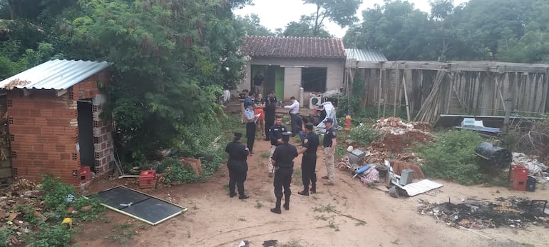 Agentes del Ministerio Público y de la Policía allanaron esta mañana la vivienda de la pareja de la comerciante caacupeña desaparecida en pleno centro de la Villa Serrana. Fue luego de que familiares de Leidy Karina Amarilla Cabral denunciaran una supuesta amenaza de parte del sospechoso.