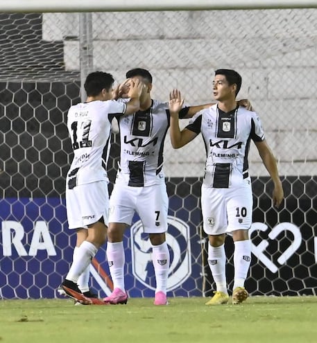 Festejo mesurado de Derlis Rodríguez, con Néstor Camacho y Óscar Ruiz, tras abrir la cuenta a favor de Tacuary.